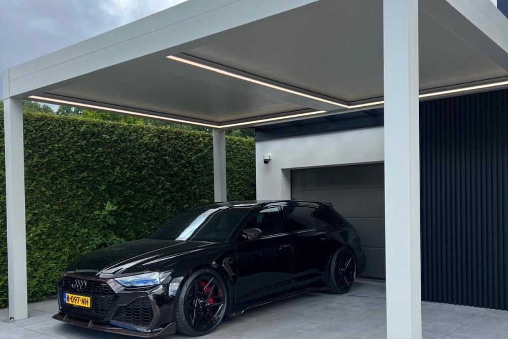 Hochwertiger Carport aus Aluminium mit integrierter LED-Beleuchtung und modernem Design zum Schutz eines Fahrzeugs vor Witterungseinflüssen.