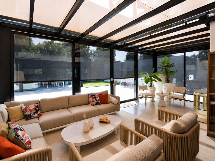 Hochwertiger Kaltwintergarten mit Sonnenschutz-Screens und Aluminiumkonstruktion von MB Aluminium.