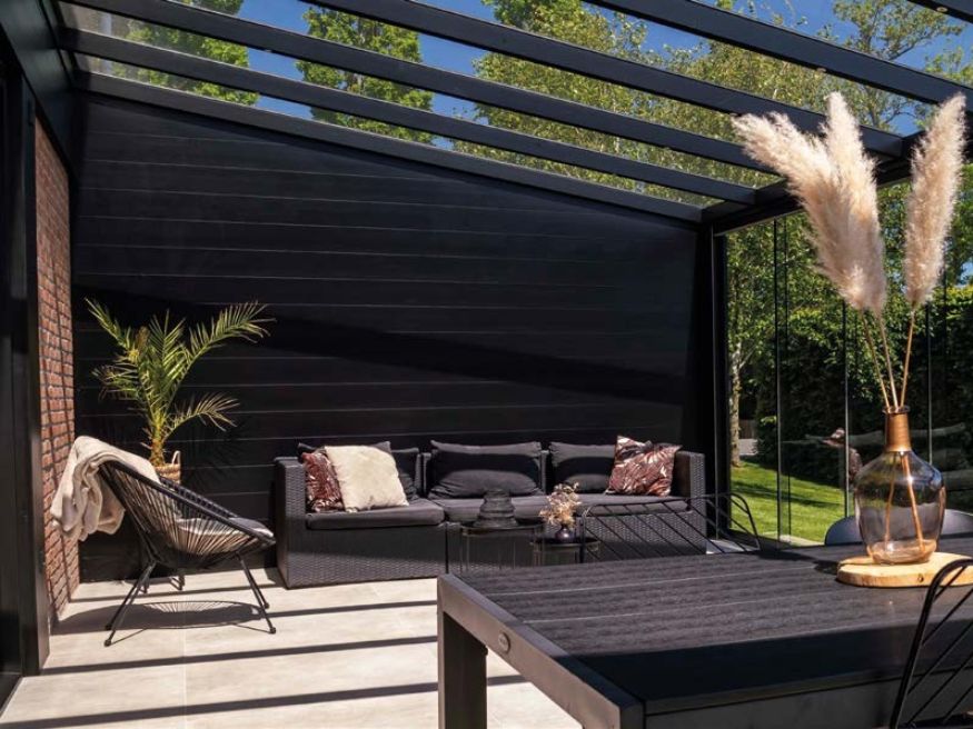 Moderner Outdoor-Bereich mit Aluminium-Sichtschutzwand und hochwertiger MB Aluminium Konstruktion.