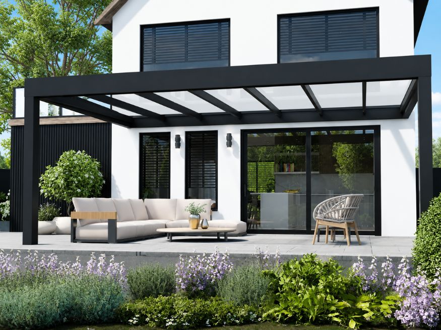 Moderne Terrassenüberdachung mit Glasdach und Aluminiumkonstruktion von MB Aluminium an einem Einfamilienhaus.