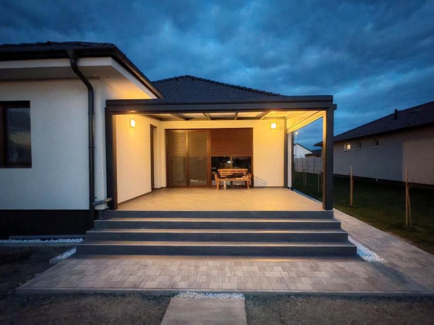 Moderne Terrassenüberdachung mit integrierter LED-Beleuchtung und hochwertiger Aluminiumkonstruktion an einem Wohnhaus in Bochum.