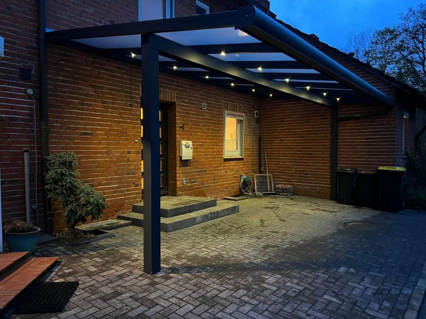 Moderne Terrassenüberdachung aus Aluminium mit integrierter Beleuchtung an einem Wohnhaus in Castrop-Rauxel.